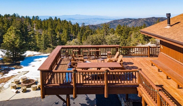 Luxury Hilltop Log Cabin On 4.5 Acres. Panoramic Views and Pet Friendly