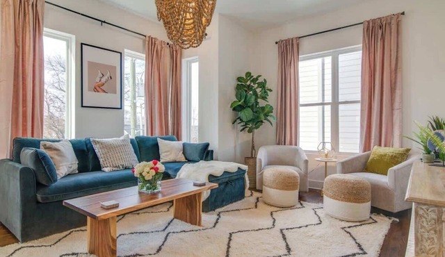 Luxury Hillsboro Village Rooftop Retreat, Sleep 12 w/Chef’s Kitchen, Smart TVs & Garage, Walk to Vanderbilt, Pancake Pantry & Boutique Shopping, Minutes to Broadway, 12 South & The Parthenon, 24/7 Hospitality