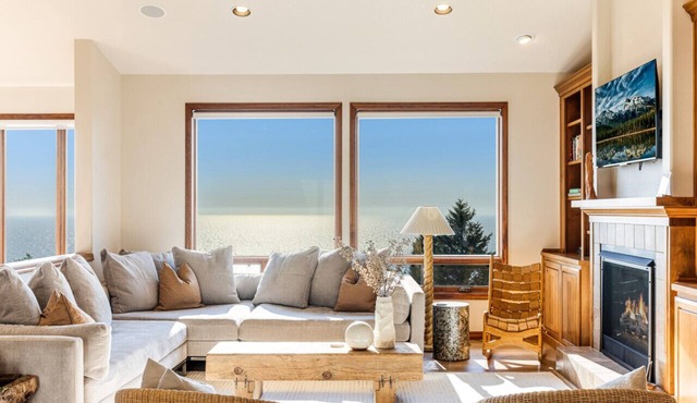 Luxury hillside home w/panoramic ocean & Twin Rock views, Spa & hot tub