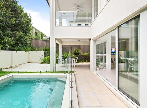 Luxury Hilltop Brand-New 5BD Holiday Home