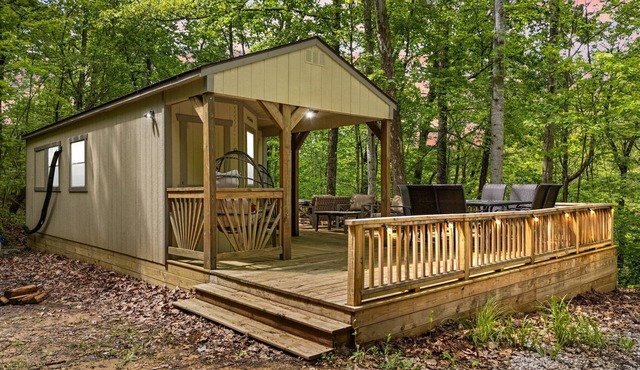 Luxury Hilltop Couples Cabin with Hot Tub & Red River Gorge Views