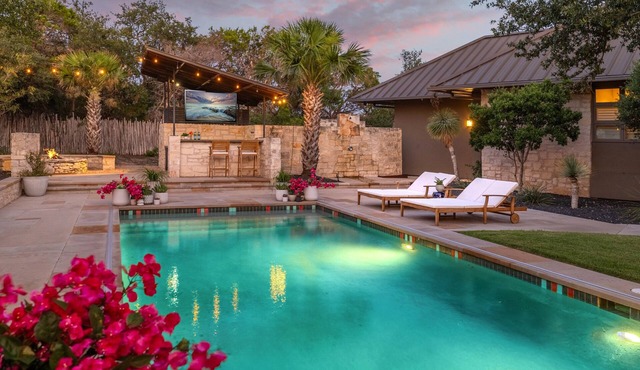 LUXURY HILLTOP ESTATE | 15 BEDS | POOL, SPA, SAUNA, FIRE PIT, POOL TABLE | 15 Mins to DT Austin