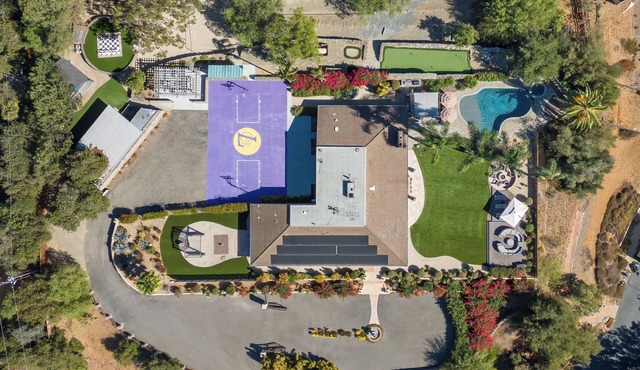 Luxury Hilltop Retreat: GameRoom/Volleyball/Putting Green/BasketBall Court&More!