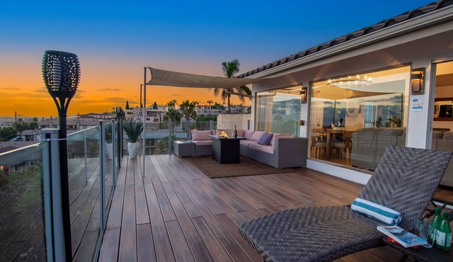 ♥ Luxury Hilltop Retreat in the City - Hot Tub! Central Location! Unforgettable Views! ♥