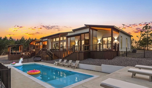 Luxury Hilltop, Surreal Views, Pool, Hot Tub, Firepit & 4Kings Bed