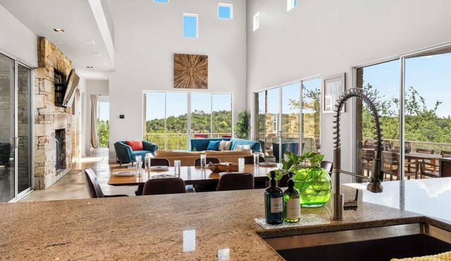 Luxury Hilltop Retreat w/Scenic Views