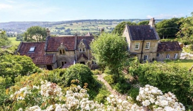 Luxury historic cottage with spectacular views - close to Bath