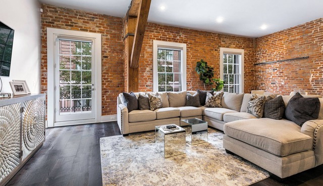 🎷Luxury Historic Downtown Location LG Private Balcony | The Armstrong 🎷