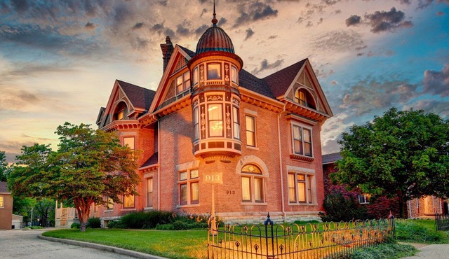 Luxury Historic Escape | Whole House Sleeps 18 | Walkable Location