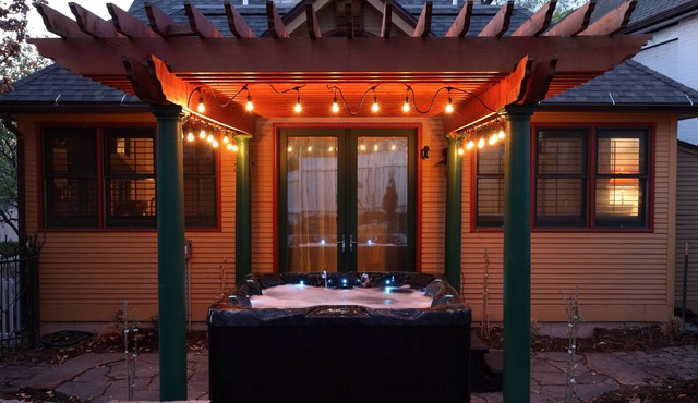 Luxury Historic Downtown Home + Hot Tub + 3GB Fiber Wi-Fi