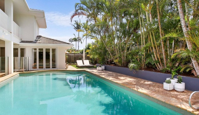 Luxury Holiday Home-stroll to beach & James St