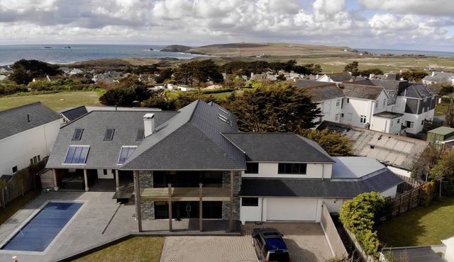 Luxury Holiday Home, Sea Views, Heated Pool, Hot Tub; Close to beaches & Golf