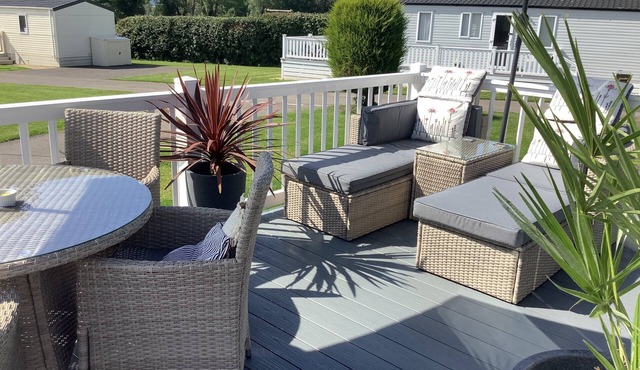 Luxury Holiday Home, Large Balcony, Quality Outdoor Furniture, BBQ - Indoor Pool