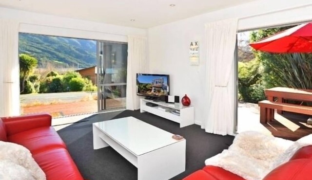 LUXURY HOLIDAY HOME ON QUEEN CHARLOTTE DRIVE