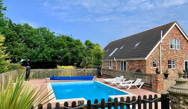 Luxury Holiday Home With Pool - Sleeps 13