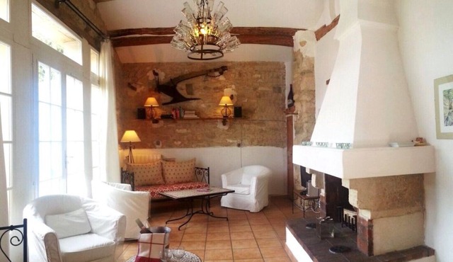 Luxury holiday home with swimming pool and tennis court on the vineyard