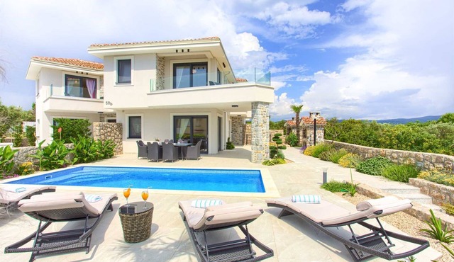 Luxury Holiday house BELLA with private pool