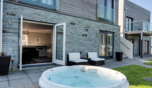 Luxury holiday with hot tub and roof terrace. Shared Swimming Pool & Gym