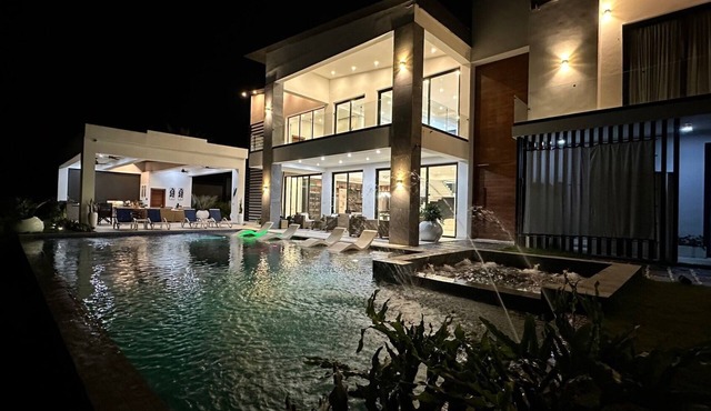 Luxury Hollywood Style Mountain Villa