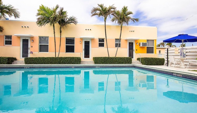 Luxury Hollywood Beach Cottage, Modern Amenities steps from beach and boardwalk