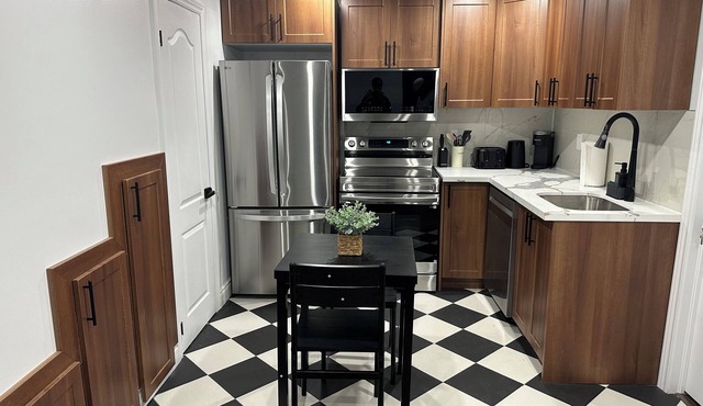 Luxury Home 10mins drive to Windsor/Detroit border, sleeps 11 guest
