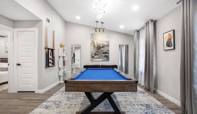Luxury Home 4 Rooms ~ Pool Table & Poker~ King Bed
