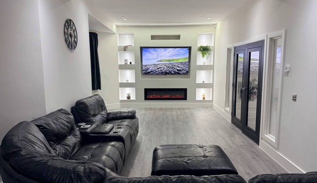 Luxury home 5 bedroom 3 bathroom games room parking