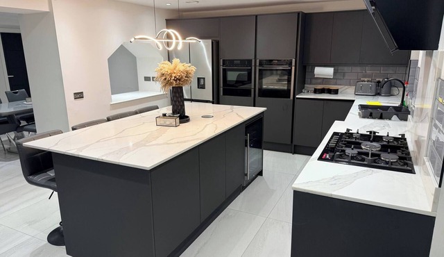 Luxury Home 5 Bedroom 3 Bathroom Games Room Parking