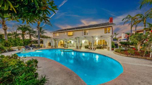 Luxury Home 5 Bedrooms with Private Pool Near Huntington Beach