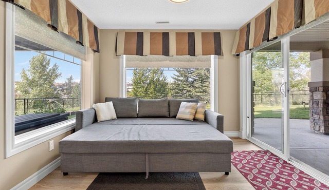 Luxury Home, 5 BR, 10 Beds, Crib, Sleeps 12, Office room, Play room, 12m to YYC.