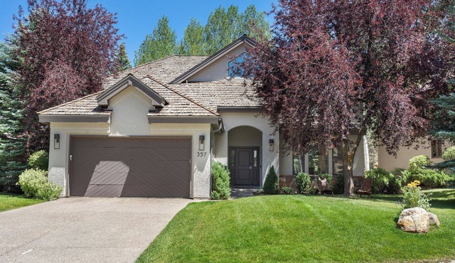 Luxury Home - 6-Bedrooms with 4 Kings + Game Room