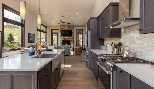 LUXURY home, Backyard HOT TUB - KEYSTONE 13 miles - STAY & PLAY amenities