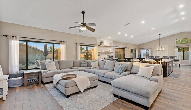 Luxury Home, Beautiful Neighborhood, Spacious for Family, with Pool/Spa.