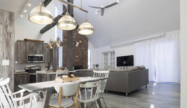 Luxury home, close to 2 ski resorts, 3 water parks, casino, outlets, high-tech.