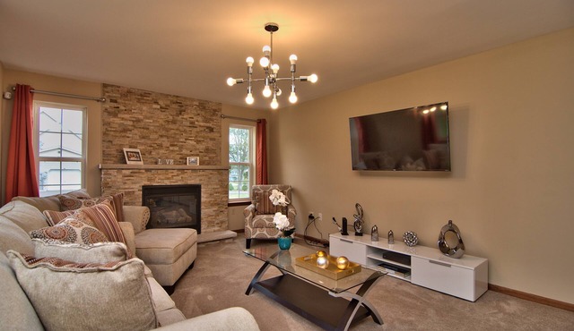 Luxury home, close to Kalahari, Ski Resorts, Fireplace, Ping Pong, Pool Table