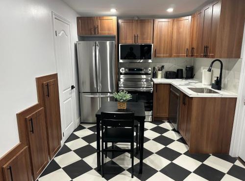 Luxury Home close to Windsor Airport and Detroit border, sleeps 11 guest
