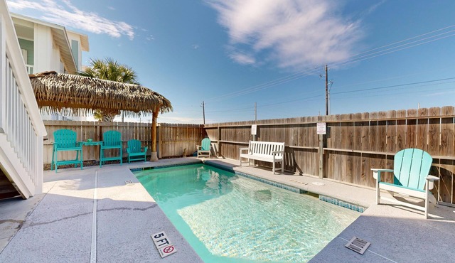 Luxury Home Detached Suite, Private Pool, Located Near Beach