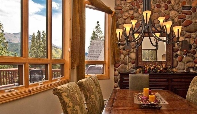 Luxury Home, Family Friendly, 4900 Sq Foot, 6 BR Ski in/Out!