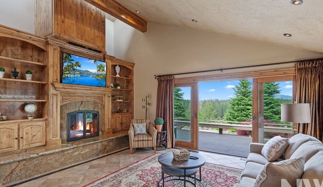 Luxury Home—Fireplaces, Hot Tub, Fire Pit, Soaking Tub & Stunning Views for Ultimate Relaxation!