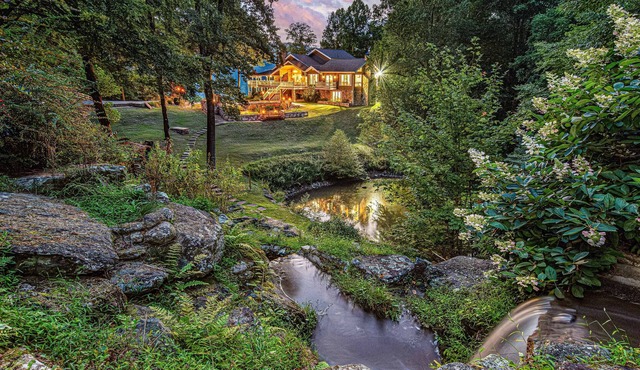 Luxury Home for 26| 18 Acres| 2 Great Rms| Hot Tub