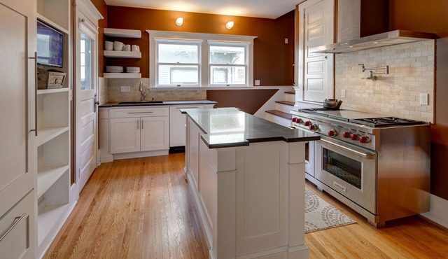 Luxury Home For Up to 10 Guests (8 Queen Beds)