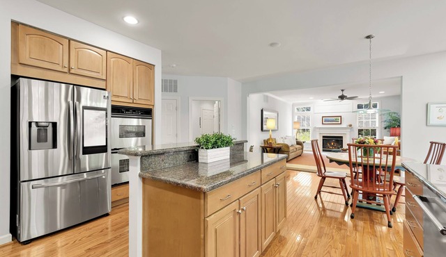 Luxury Home, Free Parking, 20 Minutes to Downtown W/Metro Access