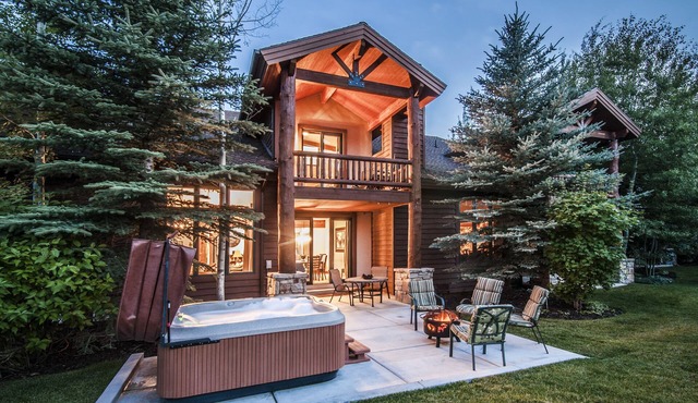 Luxury Home - Great for Multiple Families - 3 Master Bedrooms - Free WiFi