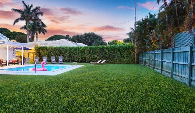 Luxury Home Heated Pool Walk to BEACH! BBQ, EV, Fast WIFI Golf Simulator Soon