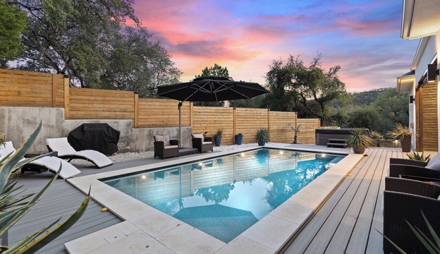 Luxury Home - Heated Pool, Jacuzzi, SUPs, Golf Cart. 2 Blocks from Lake Austin.
