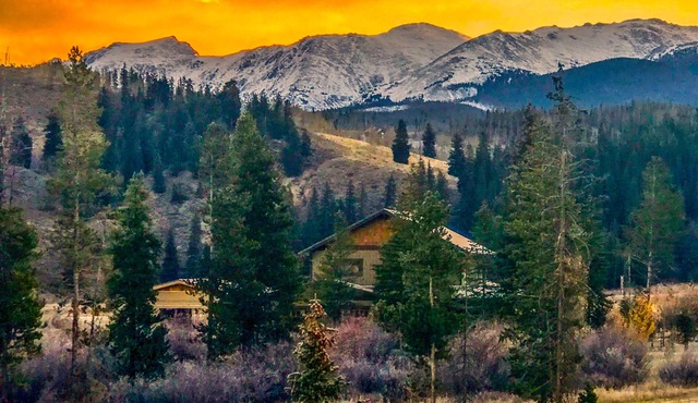 Luxury Home, Hiking Trails, Views, Private Hot Tub!