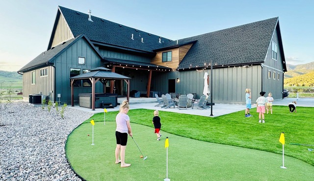 Luxury Home! Hot Tub, SportCourt, Putting Green, & BunkRoom for kids!