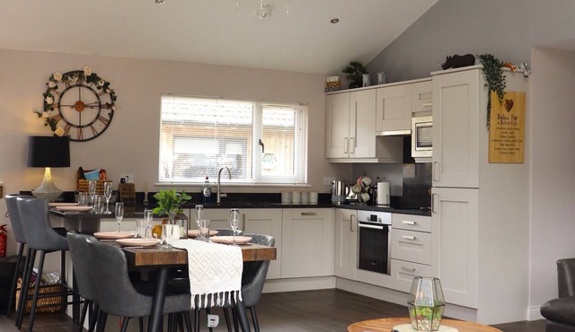 Luxury Home Hot Tub, Outdoor Dining & Hot Tub