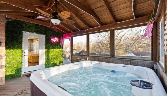 Luxury Home. Hot-tub, close to IAD & Hylton PAC.