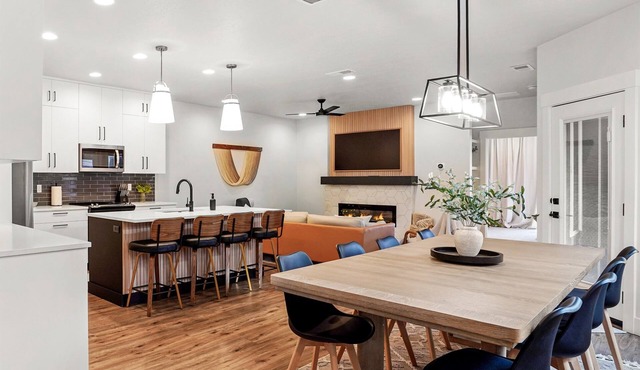 Luxury Home/Hot Tub/Fireplace/Patio/Lake Cascade